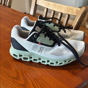 On cloud stratus running shoes